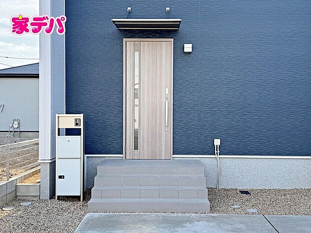 お洒落な玄関ポーチがご家族のお帰りを明るくお迎えしてくれます。