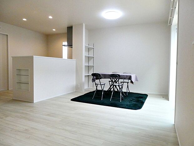 【リビング17帖】 インテリアの映える白を基調とした17帖のLDK 