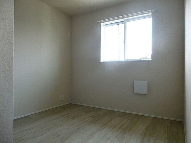 【洋室6帖】 腰窓で机や家具の配置がしやすい洋室6帖。