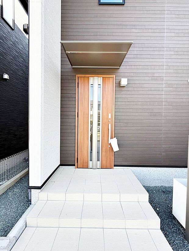 【玄関】 雨の日の出入りも濡れにくい玄関ポーチ 