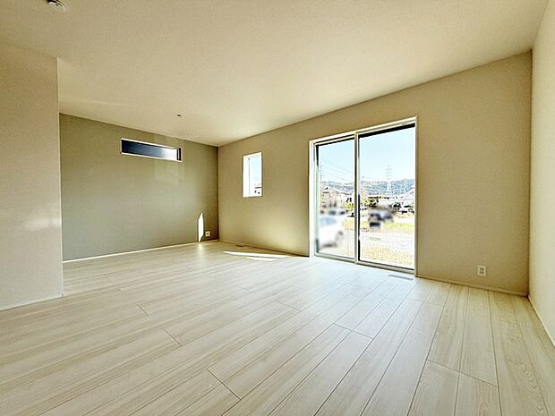 大きな窓から柔らかな光が降り注ぎ、明るさが室内の奥まで行き渡ります。 