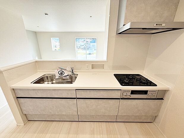 【キッチン】 小さなお子様にも目が届く、使い勝手の良い対面キッチンで楽しくお料理ができます！ 