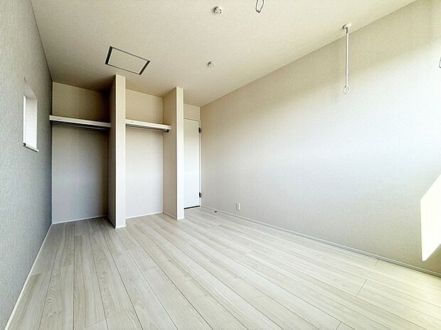 【洋室6帖】 共働き世帯に嬉しい室内物干しのあるお部屋は、夜干しもお天気も気にすることなくお洗濯ができます