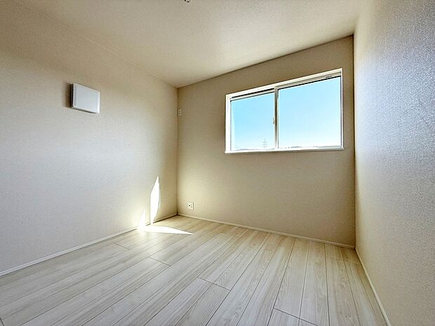 【洋室5帖】 腰窓で机や家具の配置がしやすい洋室5帖。子供部屋や書斎にもオススメです！ 