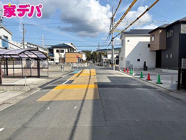 前面道路：北側約8ｍ幅 前面道路も広く車通りも少ないので、運転が苦手な方でも自分のペースで駐車ができます！ 