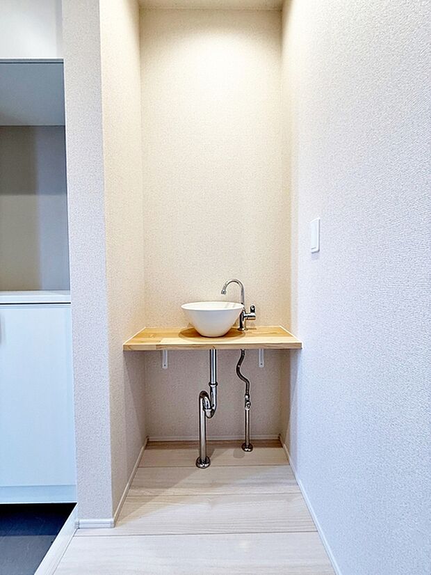玄関脇にある洗面台は帰宅後すぐに手洗いができます