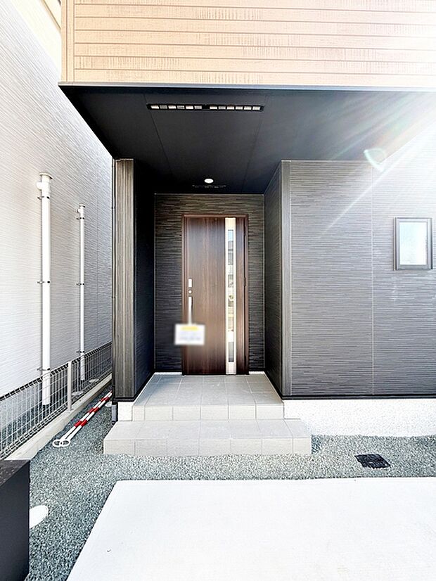 庇が広く、雨にも濡れにくい玄関ポーチ 