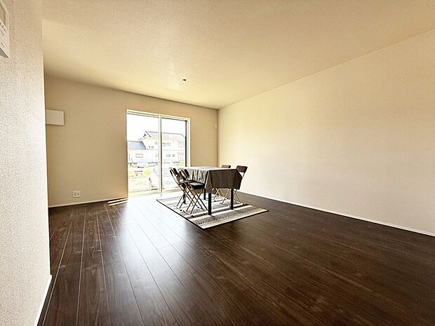 【リビング18帖】 大きな窓から柔らかな光が降り注ぎ、明るさが室内の奥まで行き渡ります。  