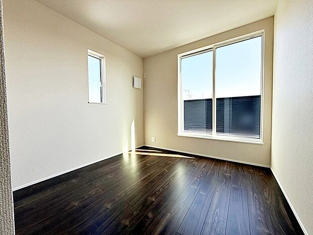 【洋室4.7帖】 バルコニーに面した開放的なお部屋は、日当たりが良く風通しも良いので、お布団を気持ちよく干せます 