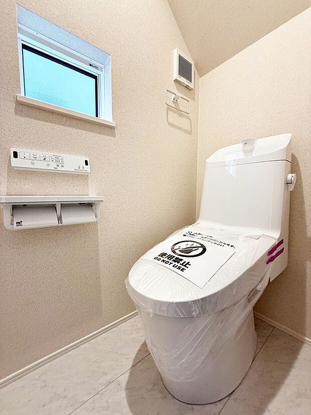 【トイレ】 各フロア1カ所ずつシャワー機能付トイレを設置しており、忙しい朝の混雑も解消！