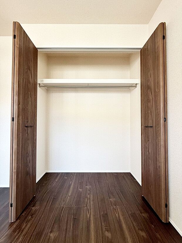 衣類や小物をクローゼットに収納することで部屋の中がすっきりと整理され、スペースを有効活用することができます 