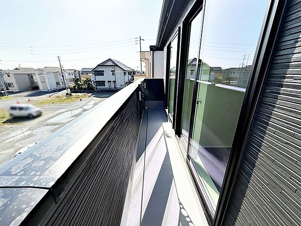 【バルコニー】 洗濯物が多い日も、シーツや掛け布団を天日干ししたいときにも嬉しい、広々バルコニーです！