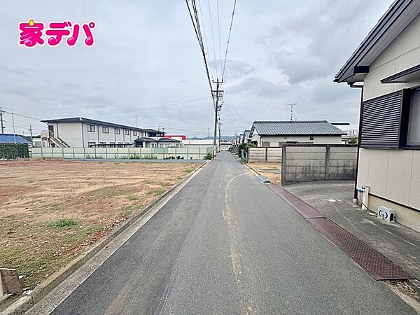 前面道路も広く車通りも少ないので、運転が苦手な方でも自分のペースで駐車ができます！
