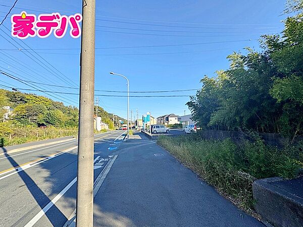 前面16ｍ幅の道路に面しており、通行や駐車の際に余裕がある広さです。運転が苦手な方でもラクラク！