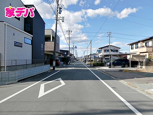 前面道路はゆとりの約7.9ｍ!車通りが少なく、駐車が苦手な方でも安心の道路幅です
