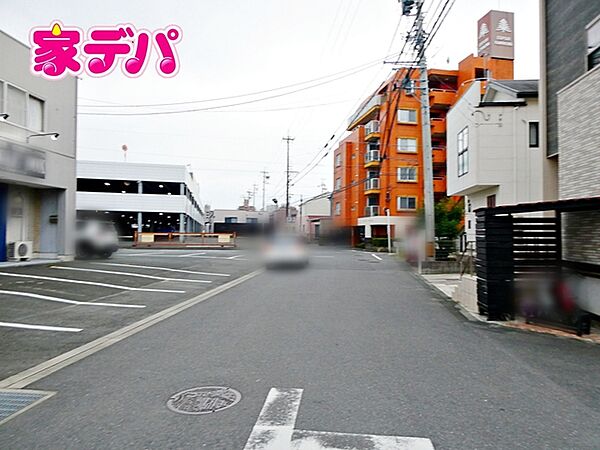 前面道路も広く車通りも少ないので、運転が苦手な方でも自分のペースで駐車ができます！