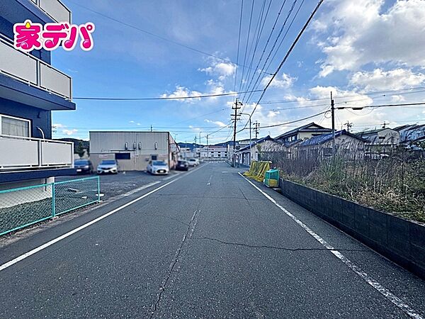 前面道路も広く車通りも少ないので、運転が苦手な方でも自分のペースで駐車ができます！