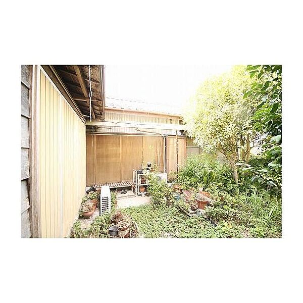 ハーブやお花を植えてガーデニングしたり、楽しみ方は自由自在！