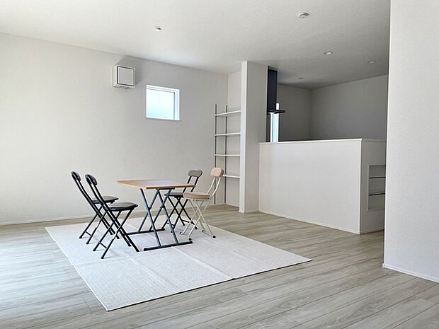 【リビング17.5帖】 のんびりくつろぐソファや、お食事を楽しむダイニングセットを置いても圧迫感はありません。 