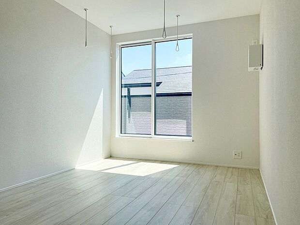 【洋室6帖】 室内物干し完備の洋室です。明るい寝室で心地のいい朝を迎えられそうです。 