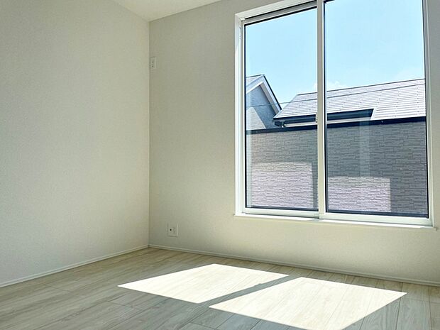 【洋室5帖】 バルコニーに出られる大きな窓のある洋室です。晴れの日の日中はいつも明るい室内に。窓を開放すれば気持ちの良い風が入ります。 