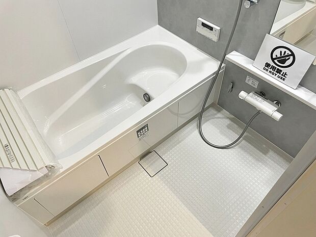 【浴室】 広々1坪サイズの浴室で1日の疲れをゆったりと癒してくれます！ 