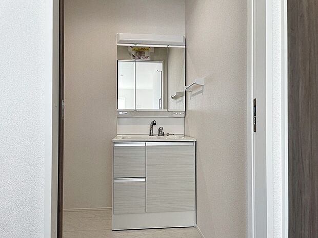 【洗面台】 洗面台の三面鏡の裏には収納があるので、見られたくないものの収納に便利 