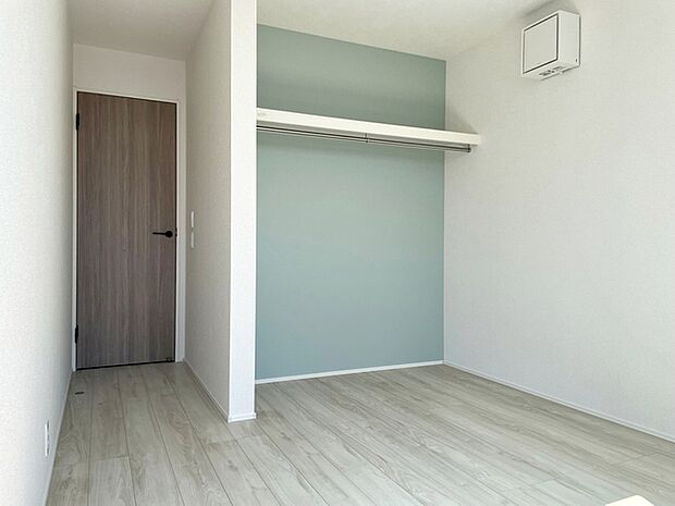 オープンのクローゼットは出し入れがすぐでき見える収納なので整理整頓がはかどります  