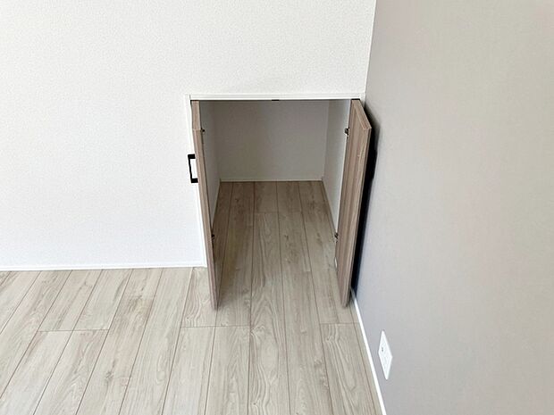 リビング内にある階段下収納。デッドスペースを有効活用！生活用品のストックの保管にも便利です。 