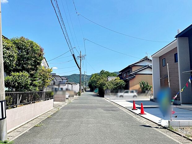前面道路：北側6ｍ幅 前面道路は車通りも少ないのでお子様も安心して暮らせる環境です 