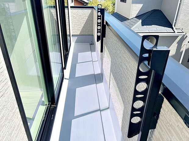 2部屋から出入り可能な陽当りの良いバルコニー！  