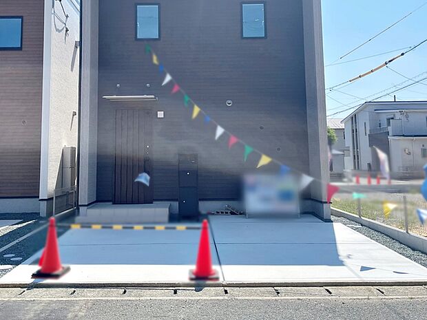 駐車スペースは2台分を確保！並列駐車が可能で車の出し入れもしやすく、運転の苦手な方にも安心です 