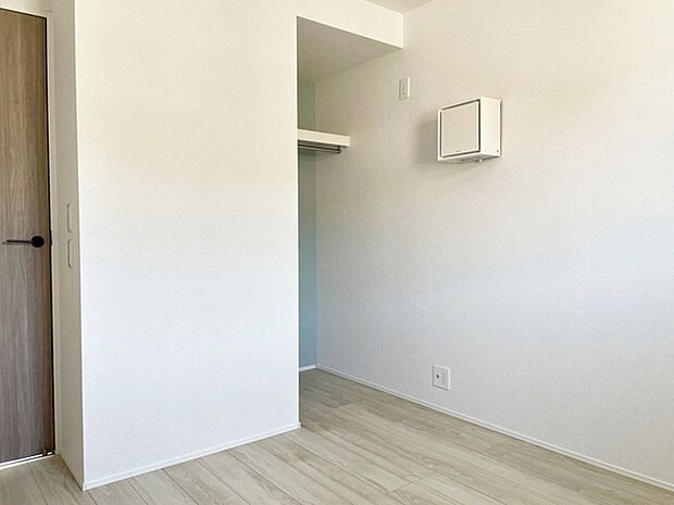 【洋室4.7帖】 全居室ペアガラスで断熱性・遮熱性があり結露が激減、保温・保冷効果で節電に繋がります。  