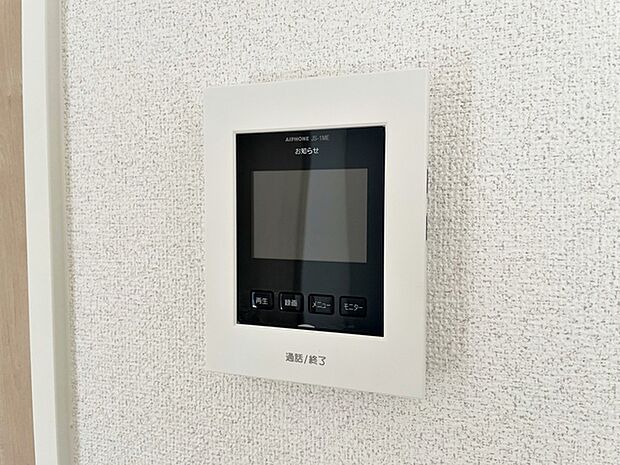 留守中の来訪者画像を自動で録画・保存できる録画機能を内蔵。防犯性に優れた安心のシステム。スッキリとしたデザインで、誰でも簡単に操作していだけます。