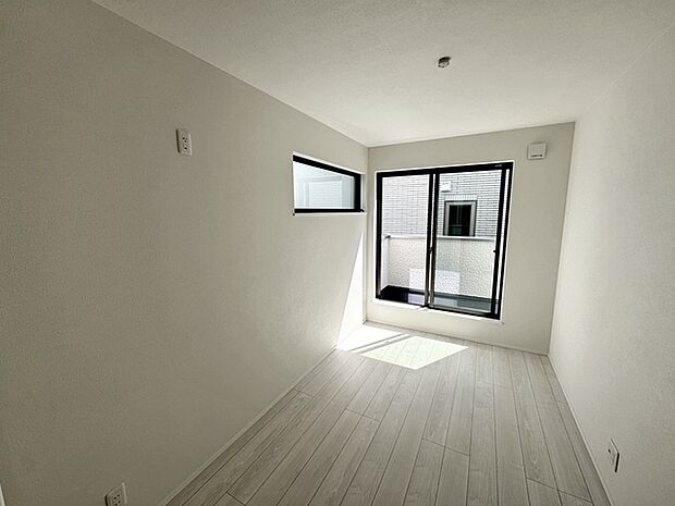 【洋室5.6帖】 2面採光で、晴れの日の日中はいつも明るい室内に。窓を開放すれば気持ちの良い風が入ります。 