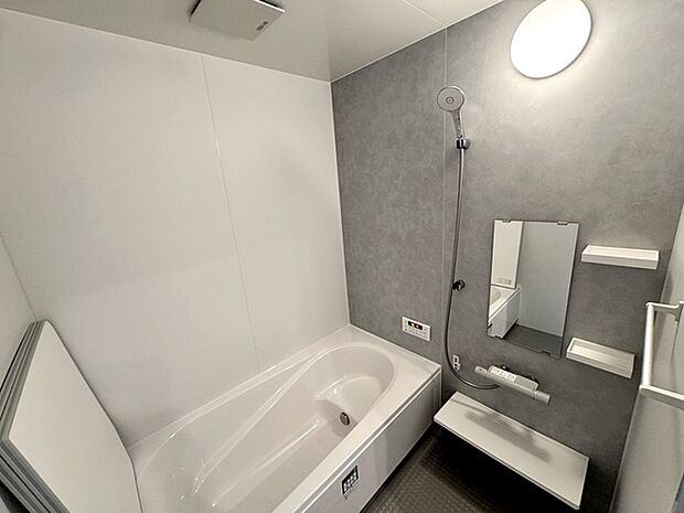 【浴室】 ゆったりと入れる1坪タイプのお風呂が魅力!便利な追い炊き機能付きです!