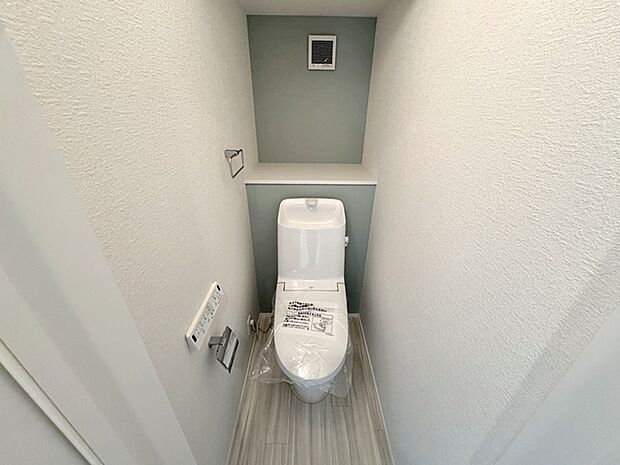 【トイレ】 1、2階共にシャワー機能付!小窓が付いている為換気もスッキリして頂けます。