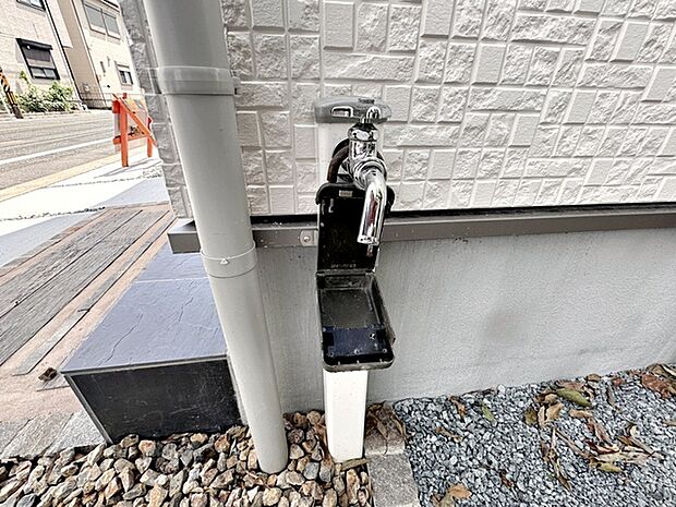 玄関横には立水栓が設置されています！お庭の水撒き、洗車、お掃除、お子様の水遊びなど便利です！ 