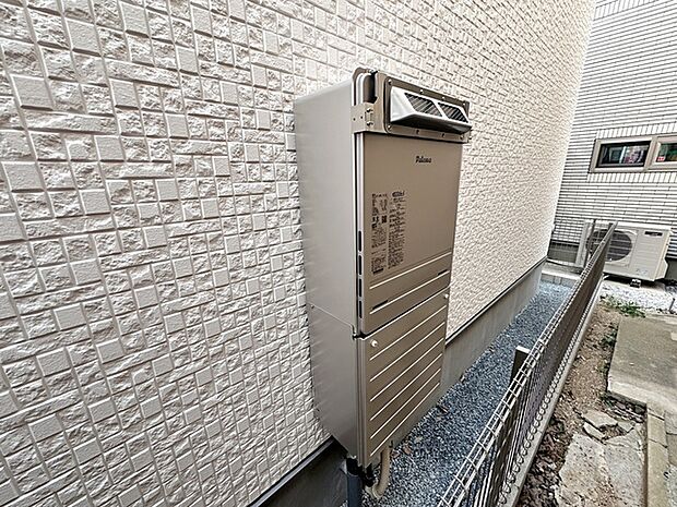 エコジョーズは、少ないガス量で効率よくお湯を沸かす省エネ性の高い給湯器。従来型と比較してエコで経済的  