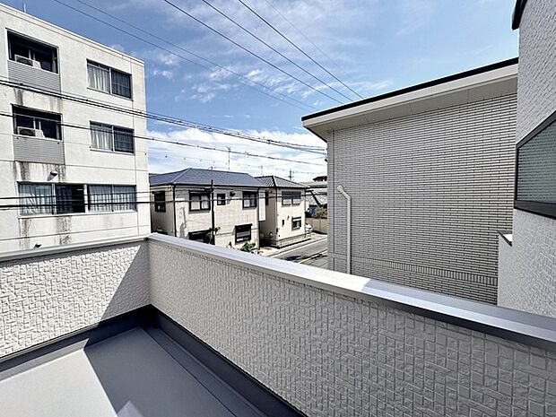 バルコニーが2面あるので、洗濯物や布団干しスペースを広々と確保。