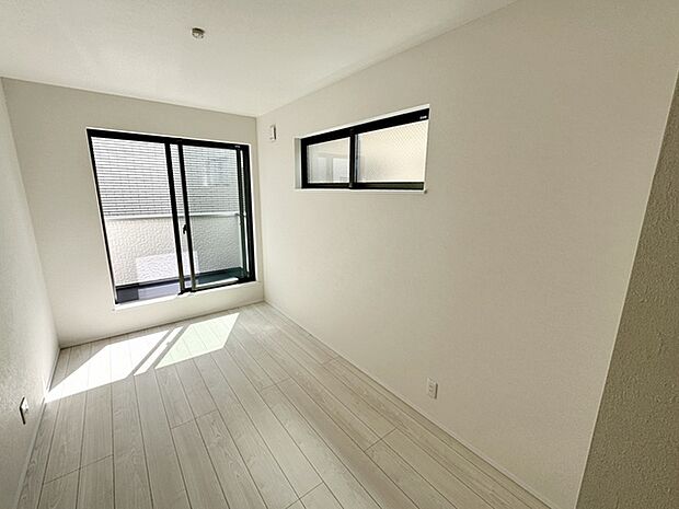 【洋室5.6帖】 バルコニーに続く大きな窓があり、洗濯物やお布団などをそのまま部屋に取り込むことができます。 