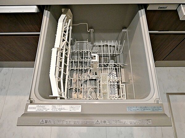 食器洗浄乾燥機は時間のかかる食器洗いを楽にしてくれる上に水道代も安くなるスグレモノ
