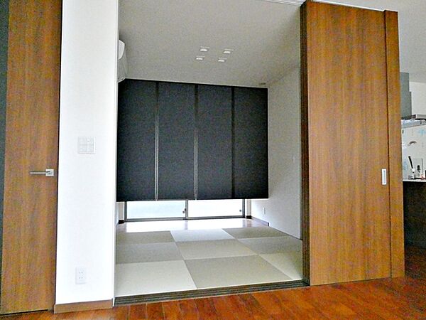 【和室】 リビングとつながる畳敷きのお部屋。お子さんが小さい方には、キッズスペースとしてご利用頂けますね