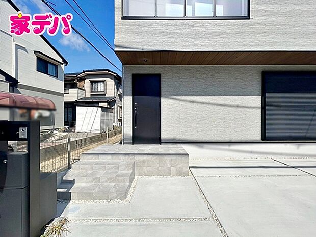 玄落ち着いた雰囲気の明るい玄関です