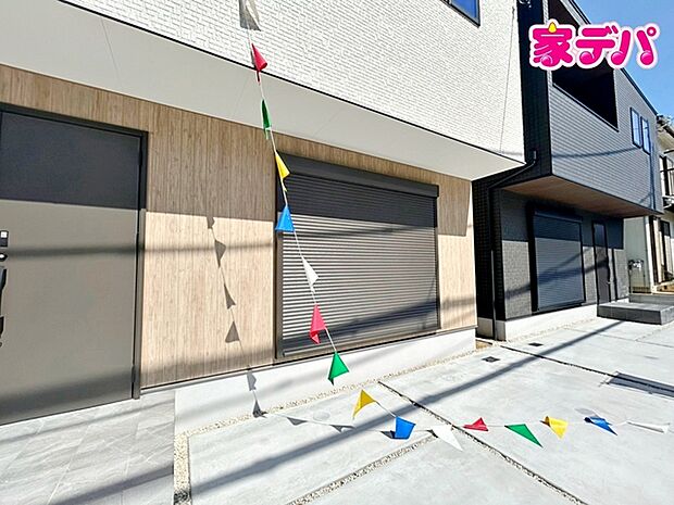 台風などから窓を守り、外出時の防犯対策に開け閉め楽々なシャッター式