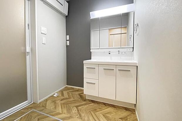 【洗面台】 収納力と機能性に優れた洗面台で、朝の忙しい時間でも身支度準備がスムーズにできます。