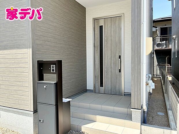 お洒落な玄関ポーチがご家族の帰りを明るくお迎えしてくれます。 