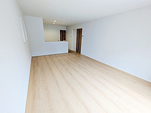 【リビング17帖】 ＬＤＫは縦に一直線。リビングには南側からの日の光がたくさん入ります。 