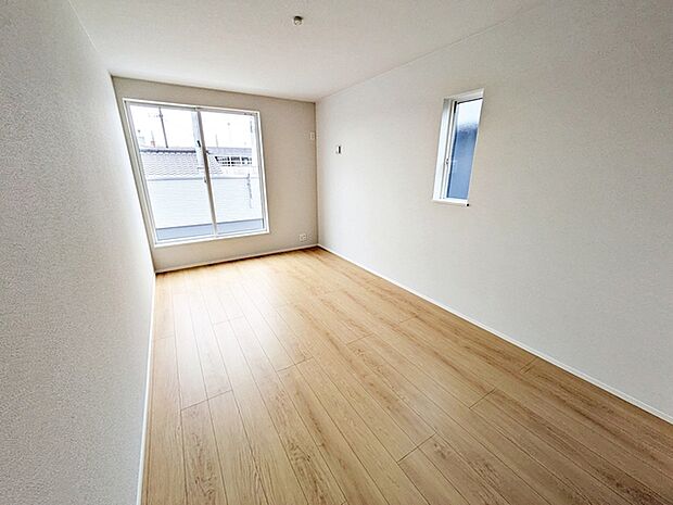 【洋室7.8帖】 寝室には大きな収納スペースがあり、室内を広々と利用できます！ 