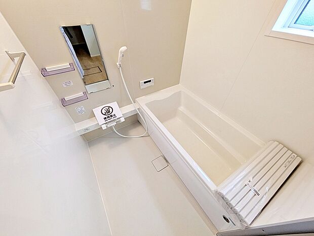 【浴室】 ゆったり入れる浴槽、一日の疲れを癒してくれるくつろぎのバスタイムを… 